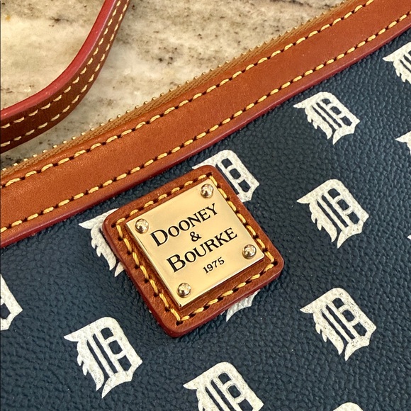 Dooney & Bourke Detroit Tigers Navy Wristlet - Picture 2 of 5